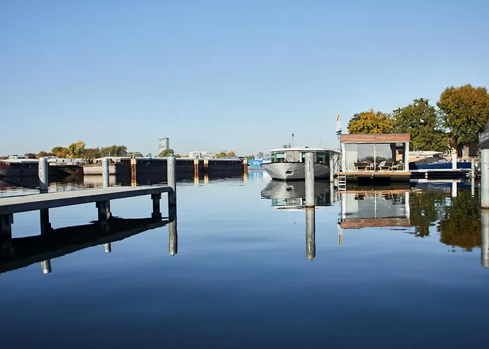 Julia - Schwimmendes * برلين