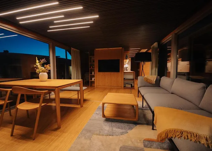 Julia - Schwimmendes بوتيل برلين