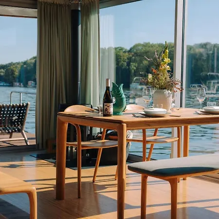 Julia - Schwimmendes Úszó hotel *