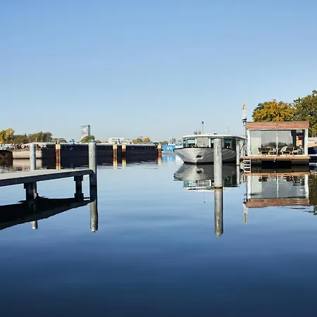 Julia - Schwimmendes * Berlin