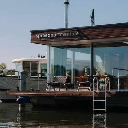 Julia - Schwimmendes Botel *