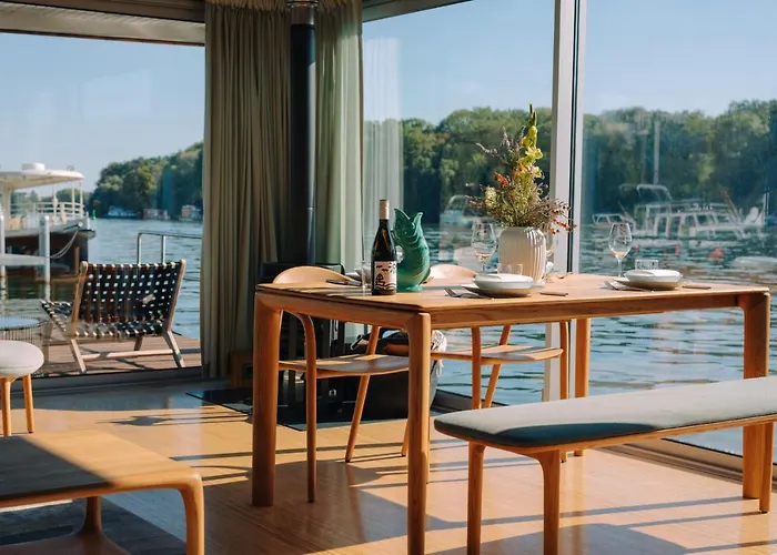 Julia - Schwimmendes Bådhotel *