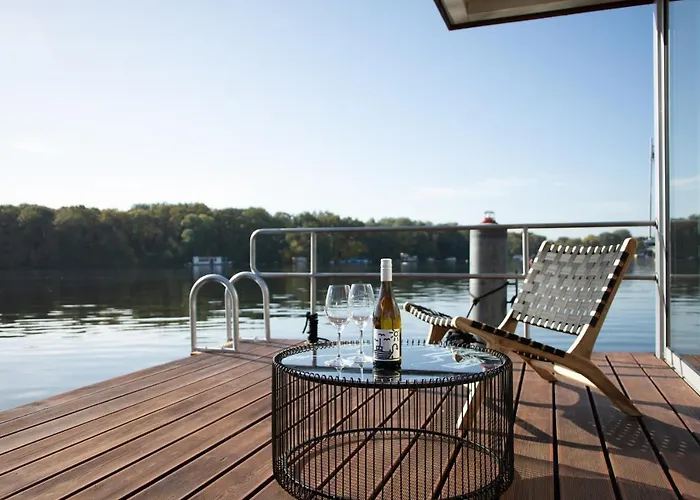 Julia - Schwimmendes Botel