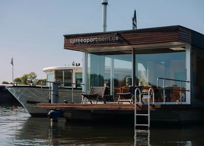 Julia - Schwimmendes Botel *