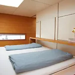 Julia - Schwimmendes برلين