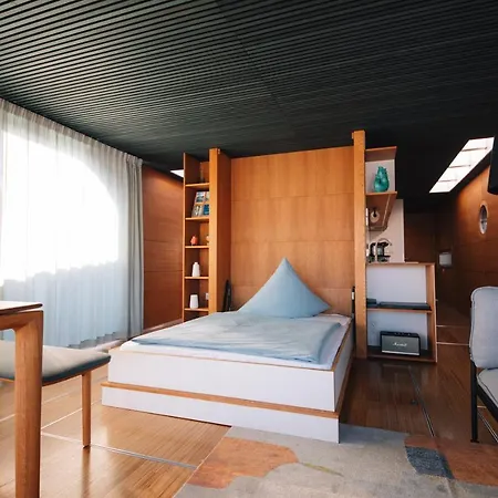 Julia - Schwimmendes * برلين